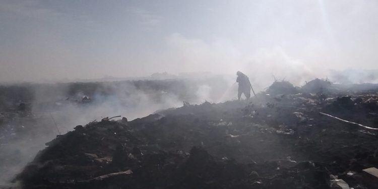 Denodado esfuerzo para combatir el incendio del basural sur