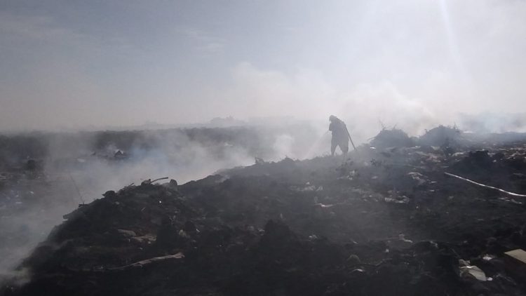 Denodado esfuerzo para combatir el incendio del basural sur