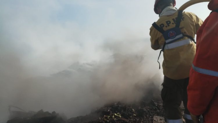 Denodado esfuerzo para combatir el incendio del basural sur