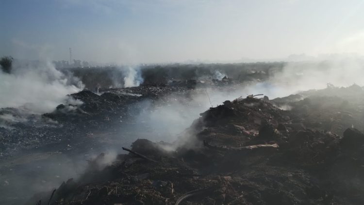 Denodado esfuerzo para combatir el incendio del basural sur