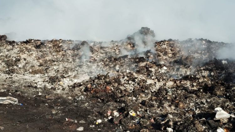 Denodado esfuerzo para combatir el incendio del basural sur