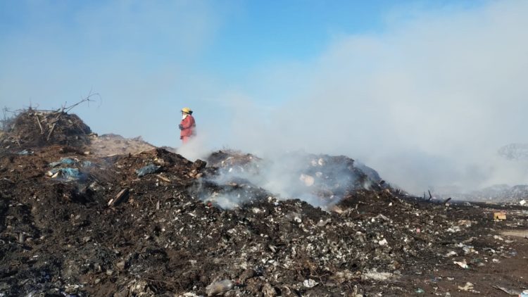 Denodado esfuerzo para combatir el incendio del basural sur