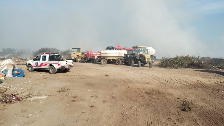 Denodado esfuerzo para combatir el incendio del basural sur