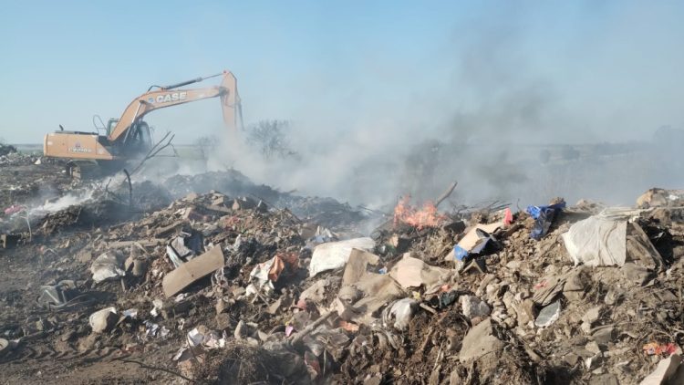 Denodado esfuerzo para combatir el incendio del basural sur