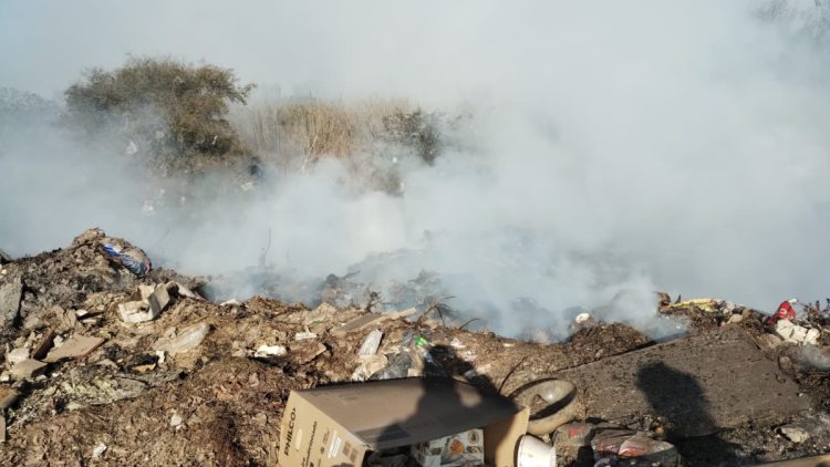 Denodado esfuerzo para combatir el incendio del basural sur