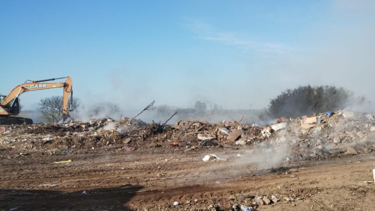 Denodado esfuerzo para combatir el incendio del basural sur