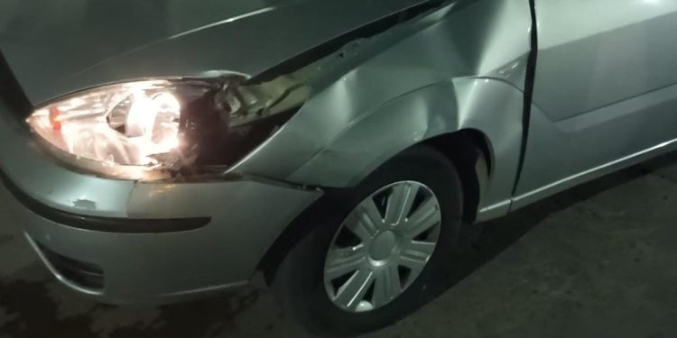 Una colisión entre auto y moto provocó serias lesiones a un  joven