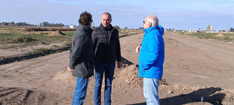 Operarios de EPEC inspeccionan obras de electricidad en el Parque Industrial