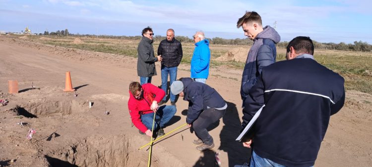 Operarios de EPEC inspeccionan obras de electricidad en el Parque Industrial