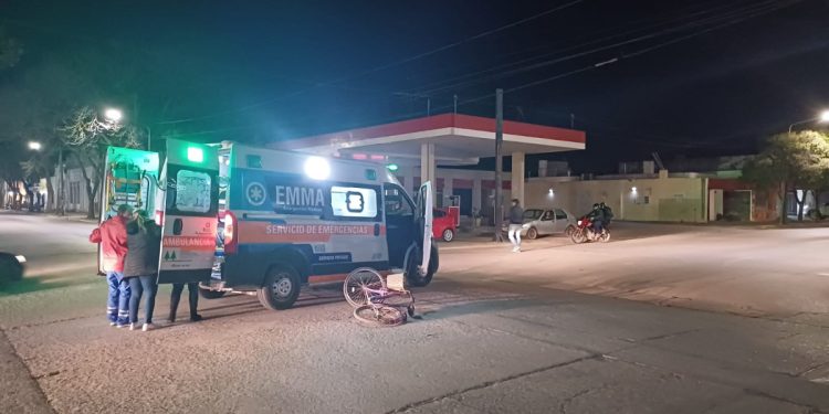 Embistió a una ciclista y escapó del lugar
