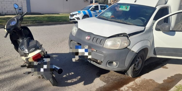 Accidente de tránsito entre una moto y un utilitario