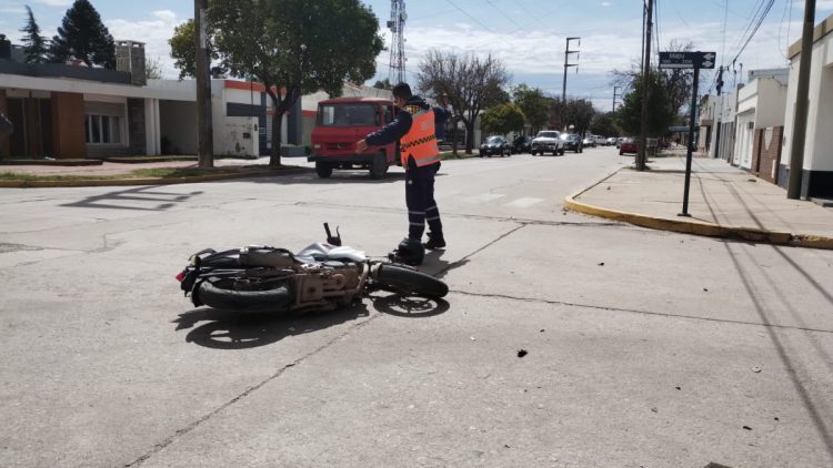 Choque en esquina problemática, camioneta contra moto