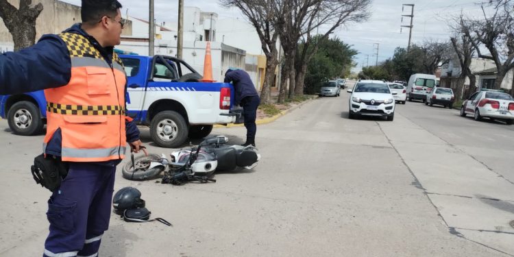 Choque en esquina problemática, camioneta contra moto
