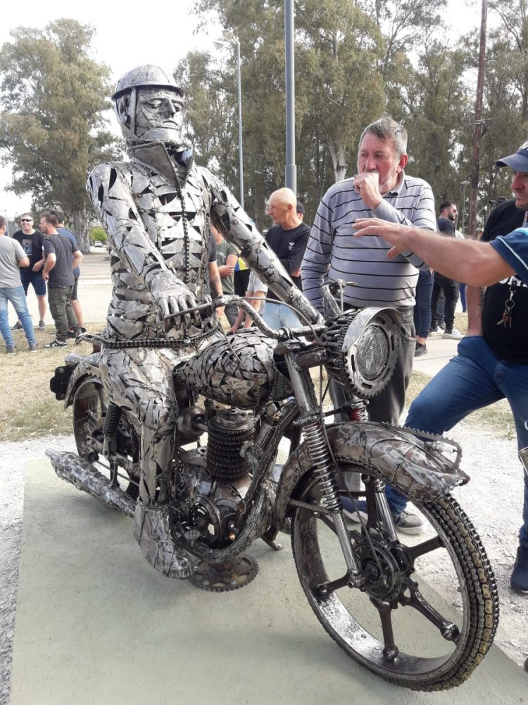 Inauguraron el Monumento al Motero en Alicia