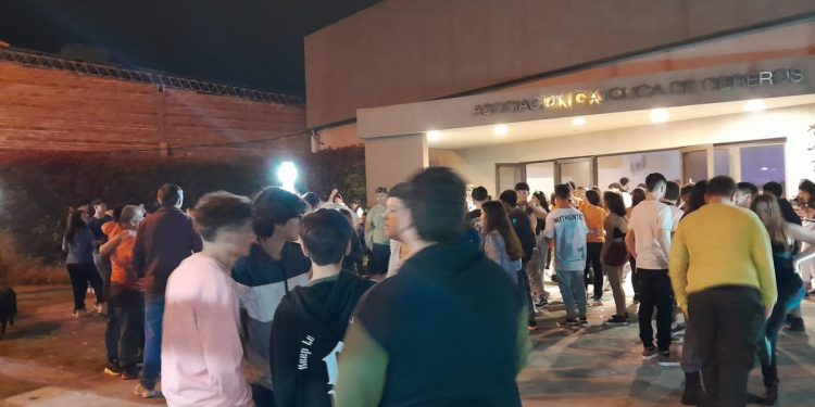 Alrededor de  2000 jóvenes asistieron al Baile del Estudiante