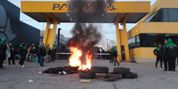 La UOM manifiesta por  despidos  de  trabajadores en Pauny