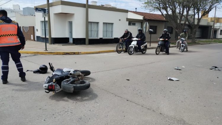 Choque en esquina problemática, camioneta contra moto