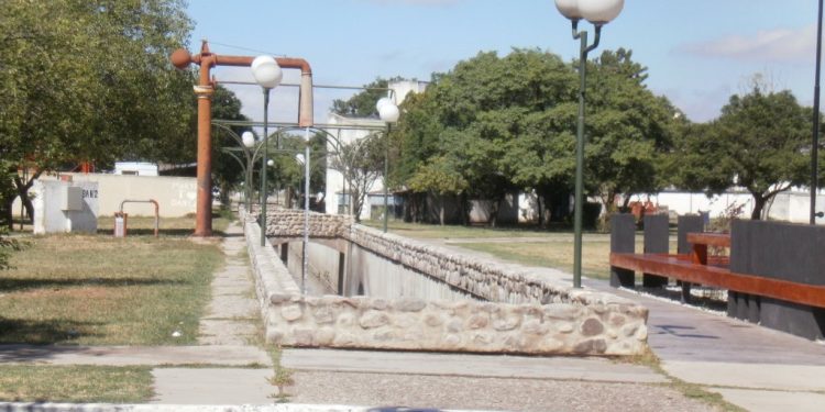 Rescataron a mujer que cayó al canal central