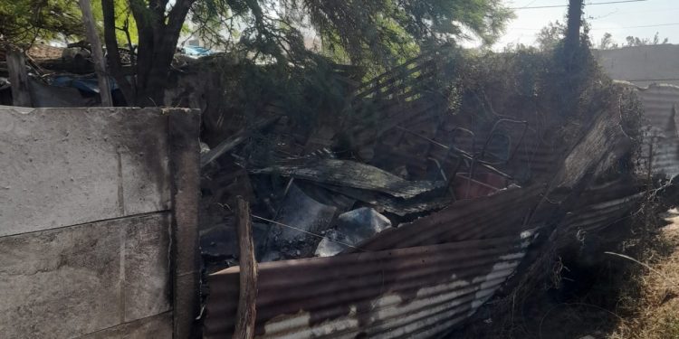 Incendio en el patio de una vivienda de barrio pueblo chico