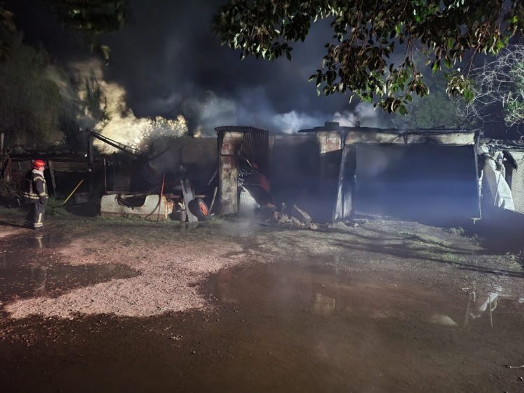 Daños totales  por incendio de vivienda en El Arañado