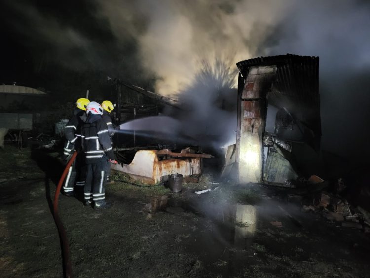 Daños totales  por incendio de vivienda en El Arañado