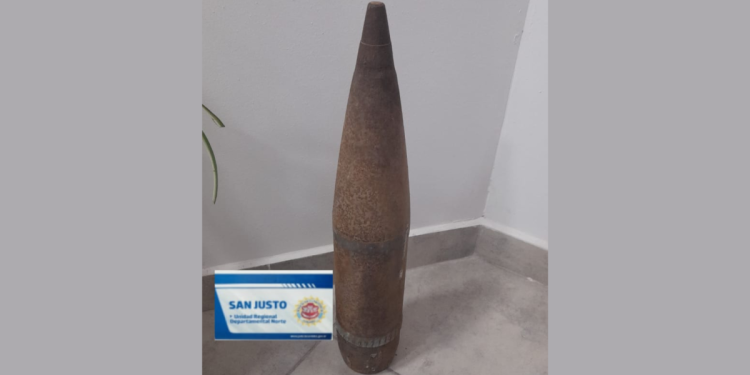 Retiraron un proyectil de artillería del Instituto Gustavo Martínez Zuviría