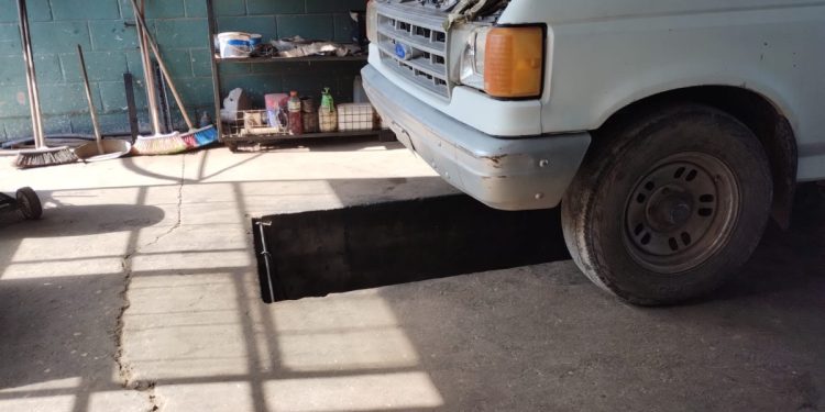 Cayó a una fosa mecánica