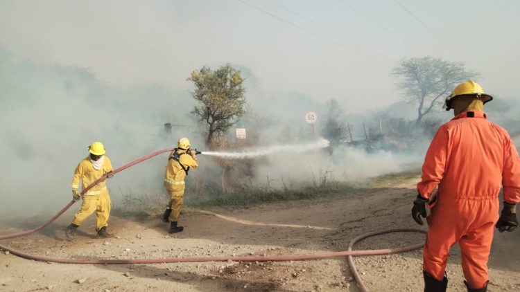 Ocurre ahora: incendio de gran magnitud en el Monte de Las Varillas