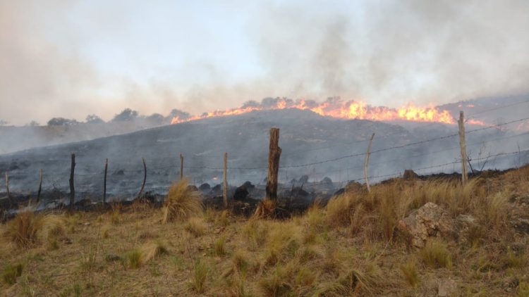 Esta tarde podrían regresar los bomberos varillenses apostados en la zona serrana