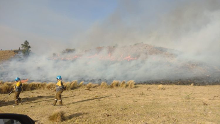 Esta tarde podrían regresar los bomberos varillenses apostados en la zona serrana