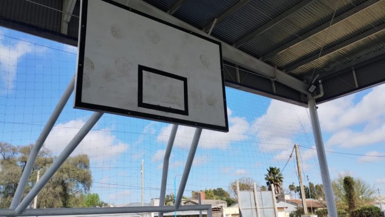 Bronca e impotencia. Destrozos en el Polideportivo Social