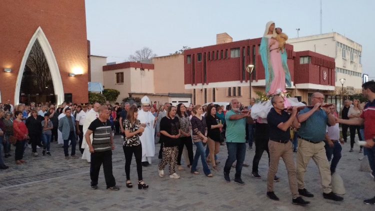 Procesión en honor a Nuestra Señora del Rosario