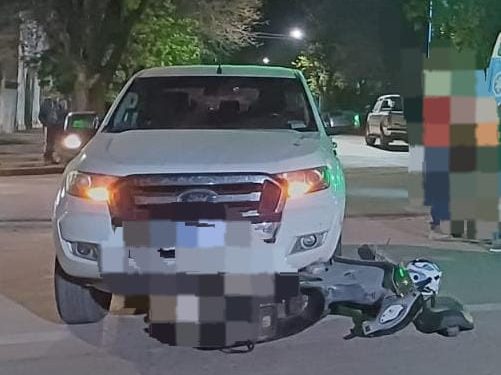 Una motociclista sufrió lesiones graves en un choque