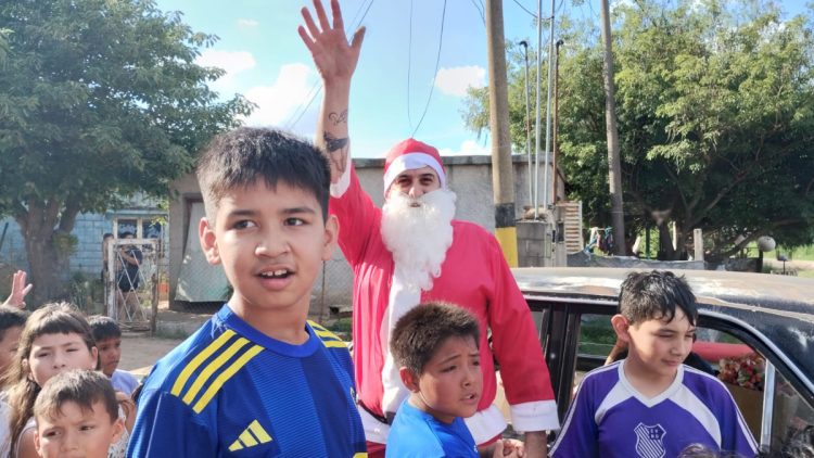 Papá Noel llevó regalos a niños de nuestra ciudad