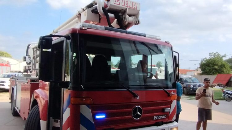 Bomberos ya cuenta con la nueva unidad con hidroelevador de 27 metros de altura