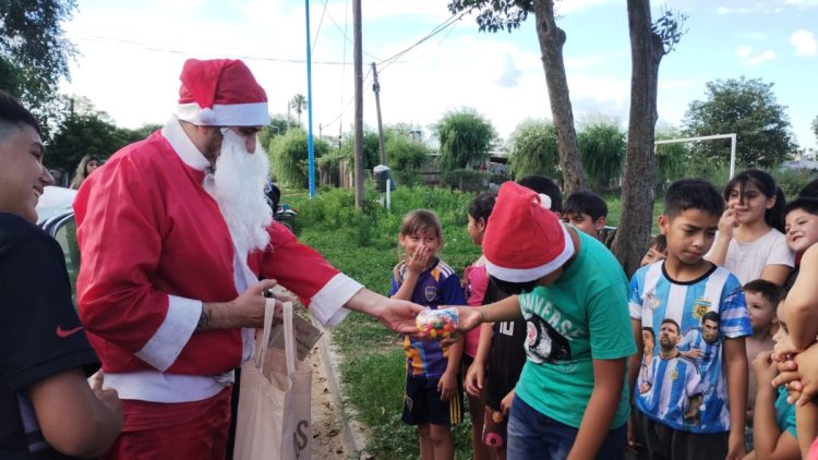 Papá Noel llevó regalos a niños de nuestra ciudad