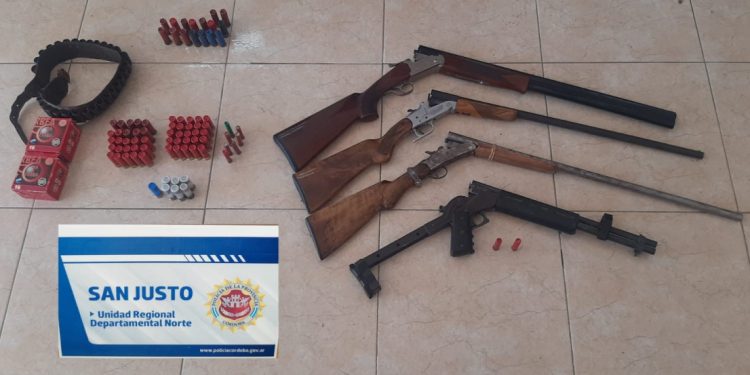 Secuestraron numerosas armas en dos allanamientos en Laspiur