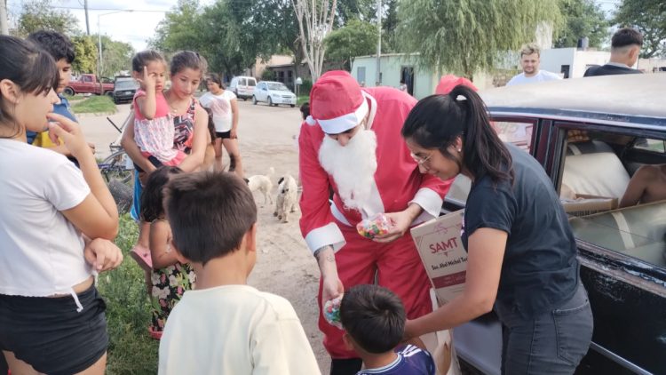 Papá Noel llevó regalos a niños de nuestra ciudad