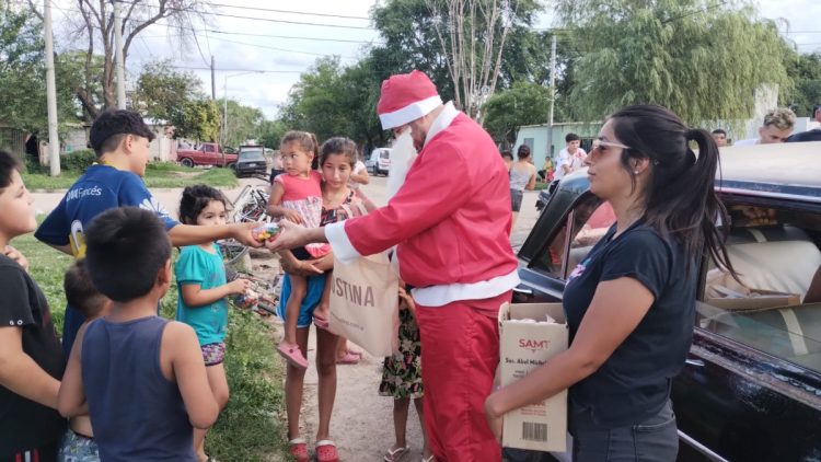 Papá Noel llevó regalos a niños de nuestra ciudad