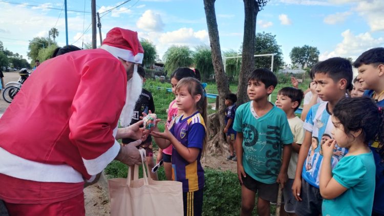 Papá Noel llevó regalos a niños de nuestra ciudad