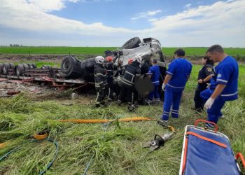 Vuelco en  solitario de un camión en Ruta 3, camino a San Bartolomé