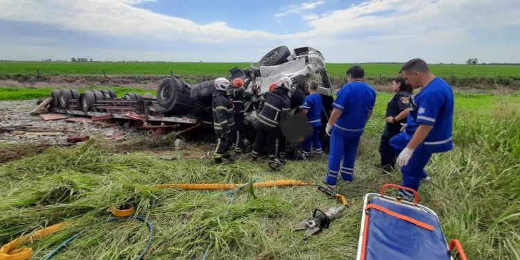 Vuelco en  solitario de un camión en Ruta 3, camino a San Bartolomé