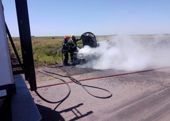 Un auto se prendió fuego camino a San Bartolomé