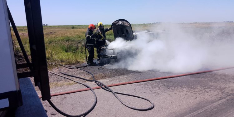 Un auto se prendió fuego camino a San Bartolomé