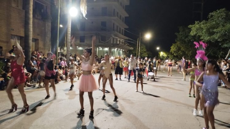 Multitudinaria celebración de los carnavales varillenses