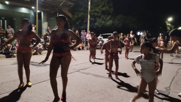 Multitudinaria celebración de los carnavales varillenses