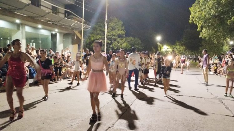 Multitudinaria celebración de los carnavales varillenses