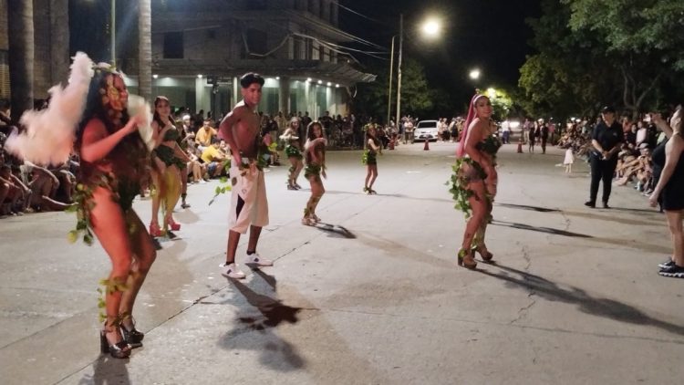 Multitudinaria celebración de los carnavales varillenses