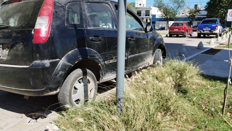 Nueva modalidad de choque: auto contra cono