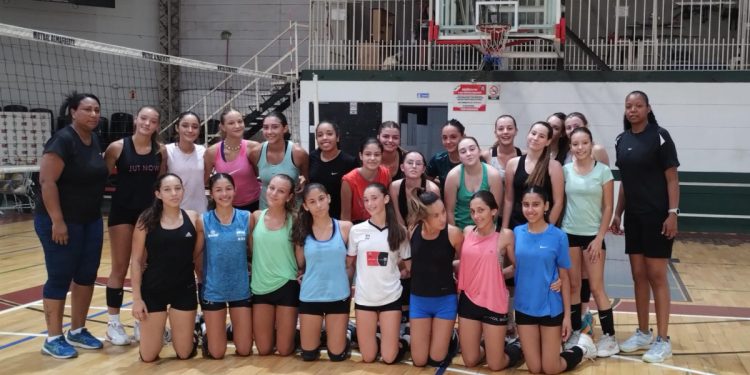 Alejandra y Milagros, las entrenadoras venezolanas del vóley de Almafuerte